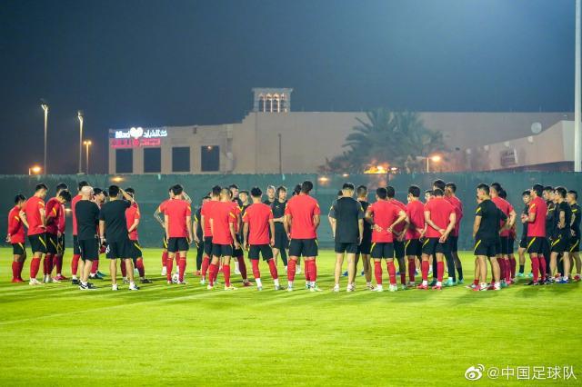 开云首页体验-国足沙迦一天两练 首堂场地训练课王大雷缺席